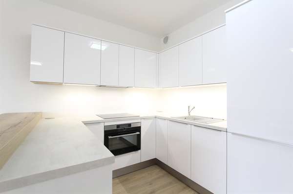 Pronájem bytu 2+kk,  Brno - Ponava,  ul. U Červeného mlýna, sklepní kóje, lodžie, 2 garážové stání