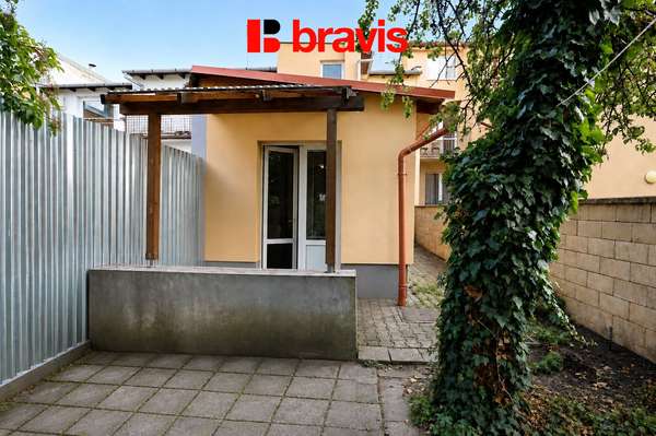 Pronájem bytu 1+kk v přízemí rodinného domu, ul. Skorkovského, Brno - Židenice, zahrada, bezproblémové parkování