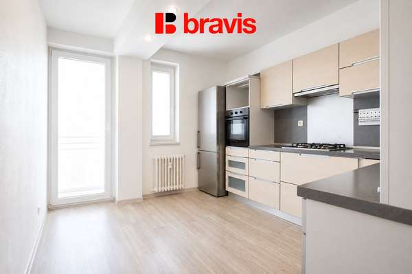 Podnájem prostorného 3+1, ul. Merhautova, Brno-Zábrdovice, garážové stání, 2 balkony, centrum města
