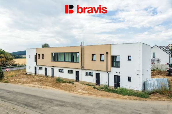Prodej nebytového prostoru o dispozici 1+kk v moderní novostavbě polyfunkčního domu, 61,7m², Lipůvka u Brna, parkovací stání v ceně