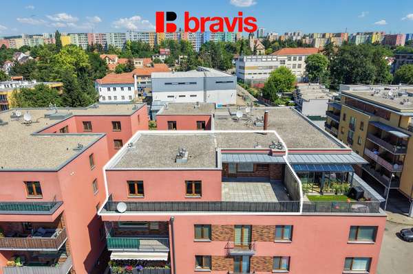 Výjimečný byt 4+kk se střešní terasou 50 m², ul. U Leskavy, Brno – Starý Lískovec, parkovací staní