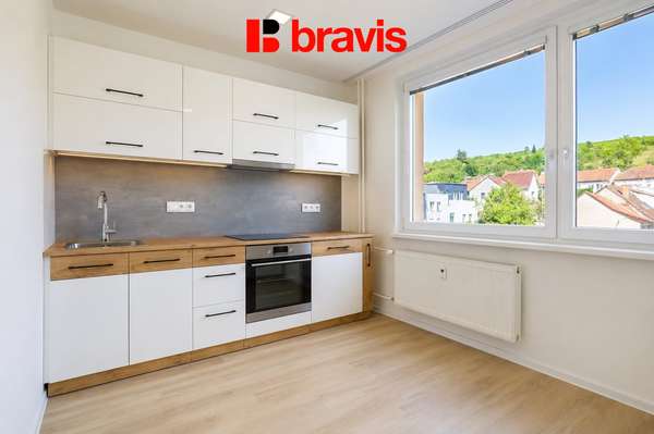 Pronájem zrekonstruovaného bytu 2+1, Židlochovice, šatna, balkon, sklep