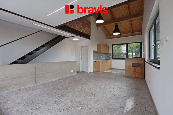 Pronájem kanceláře, loft, Brno - Husovice. Parkování před domem