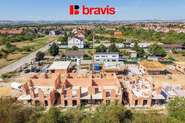 Prodej moderní, nízkoenergetické novostavby, byt 4+kk, 80,6m², Tuřany, dvě terasy, zahrada 56,6m² možnost sklepa a parkování