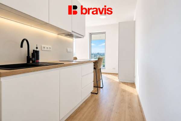 Pronájem částečně zařízeného moderního bytu 1+kk, rezidence NOVÉ SADY, ul. Fuchsova, novostavba, klimatizace, balkon, garážové stání