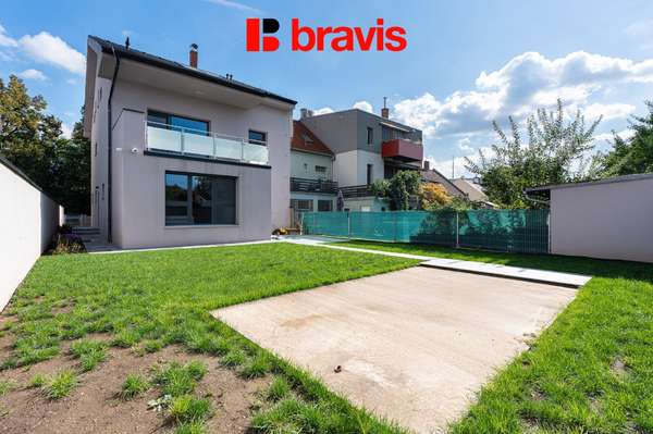 Pronájem reprezentativních komerčních prostor, Brno - Maloměřice, ul. Vrbí, novostavba, dvojgaráž, zahrada