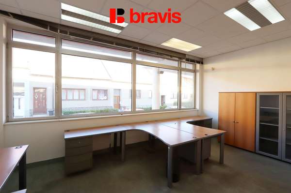 Pronájem obchodních prostor s výlohami, až 277 m², ul. Žerotínova, Vyškov, klimatizace, možnost parkování v budově