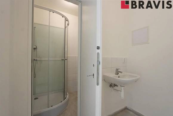 Prodej obchodního prostoru 1.6, s výlohou a vlastním vstupem, Tišnov, ulice Moukova, parkování