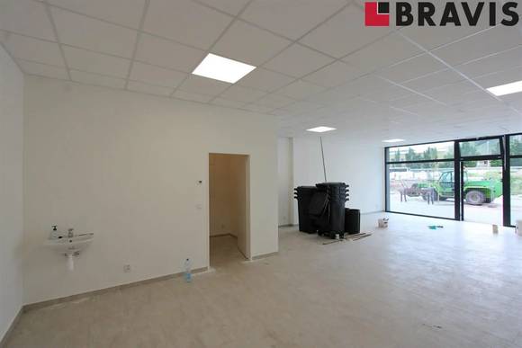 Prodej obchodního prostoru 1.6, s výlohou a vlastním vstupem, Tišnov, ulice Moukova, parkování