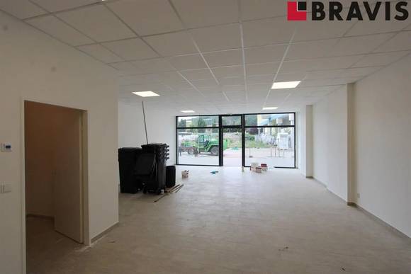 Prodej obchodního prostoru 1.6, s výlohou a vlastním vstupem, Tišnov, ulice Moukova, parkování