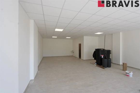 Prodej obchodního prostoru 1.6, s výlohou a vlastním vstupem, Tišnov, ulice Moukova, parkování