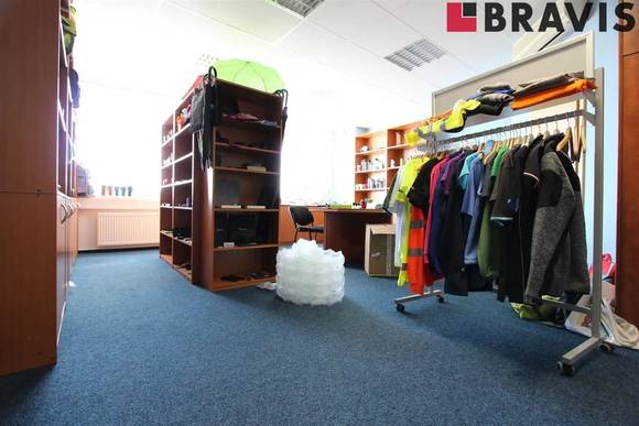 Pronájem nezařízených reprezentativních kancelářských prostor, 259,1  m<sup>2</sup>, Brno - Slatina, ul. Hviezdoslavova, 2x kuchyňka, 2x sociální zázemí se sprchou, 4x parkování + PŘÍRUČNÍ SKLAD 106,14  m<sup>2</sup> V CENĚ