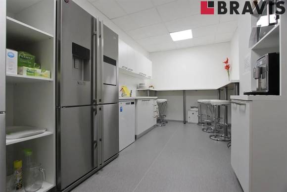 Pronájem nezařízených reprezentativních kancelářských prostor, 259,1  m<sup>2</sup>, Brno - Slatina, ul. Hviezdoslavova, 2x kuchyňka, 2x sociální zázemí se sprchou, 4x parkování + PŘÍRUČNÍ SKLAD 106,14  m<sup>2</sup> V CENĚ