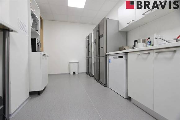 Pronájem nezařízených reprezentativních kancelářských prostor, 259,1  m<sup>2</sup>, Brno - Slatina, ul. Hviezdoslavova, 2x kuchyňka, 2x sociální zázemí se sprchou, 4x parkování + PŘÍRUČNÍ SKLAD 106,14  m<sup>2</sup> V CENĚ