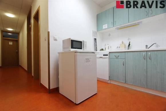 Pronájem nezařízených reprezentativních kancelářských prostor, 259,1  m<sup>2</sup>, Brno - Slatina, ul. Hviezdoslavova, 2x kuchyňka, 2x sociální zázemí se sprchou, 4x parkování + PŘÍRUČNÍ SKLAD 106,14  m<sup>2</sup> V CENĚ