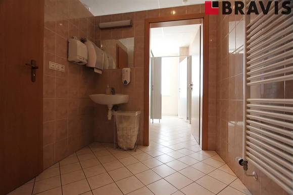 Pronájem nezařízených reprezentativních kancelářských prostor, 259,1  m<sup>2</sup>, Brno - Slatina, ul. Hviezdoslavova, 2x kuchyňka, 2x sociální zázemí se sprchou, 4x parkování + PŘÍRUČNÍ SKLAD 106,14  m<sup>2</sup> V CENĚ