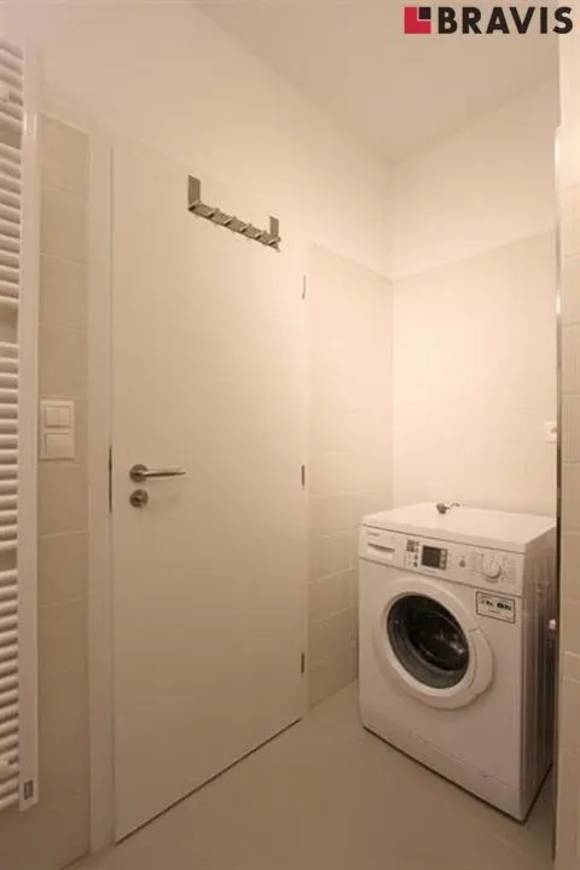 Pronájem bytu 1+kk 35  m<sup>2</sup> + balkon 5 m<sup>2</sup> v novostavbě Rezidence Linea, ul. Francouzská, částečně zařízený, společná zahrada ve vnitrobloku