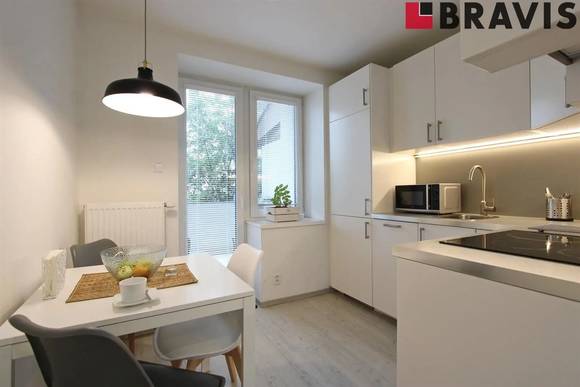 Prodej řadového třípodlažního domu se třemi bytovými jednotkami, po kompletní rekonstrukci, vyhledávaná lokalita Brno - Žabovřesky, ulice Haasova