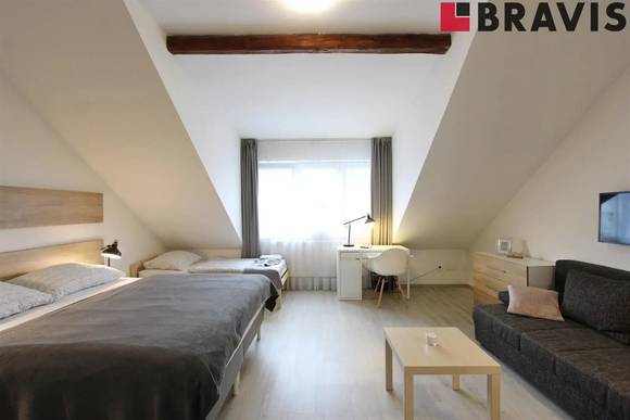 Prodej řadového třípodlažního domu se třemi bytovými jednotkami, po kompletní rekonstrukci, vyhledávaná lokalita Brno - Žabovřesky, ulice Haasova