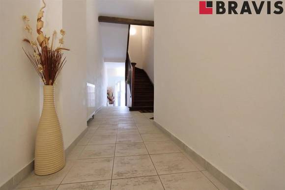 Prodej řadového třípodlažního domu se třemi bytovými jednotkami, po kompletní rekonstrukci, vyhledávaná lokalita Brno - Žabovřesky, ulice Haasova