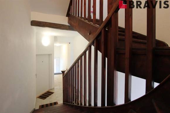 Prodej řadového třípodlažního domu se třemi bytovými jednotkami, po kompletní rekonstrukci, vyhledávaná lokalita Brno - Žabovřesky, ulice Haasova