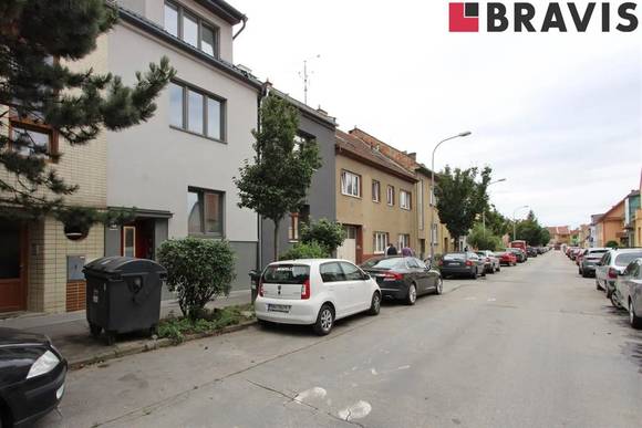 Prodej řadového třípodlažního domu se třemi bytovými jednotkami, po kompletní rekonstrukci, vyhledávaná lokalita Brno - Žabovřesky, ulice Haasova