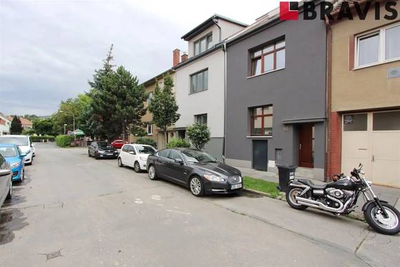 Prodej řadového třípodlažního domu se třemi bytovými jednotkami, po kompletní rekonstrukci, vyhledávaná lokalita Brno - Žabovřesky, ulice Haasova