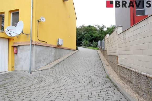 Pronájem zařízeného bytu 3+kk, ul. Lány, Brno - Bohunice, internet a TV, garáž, společná zahrada