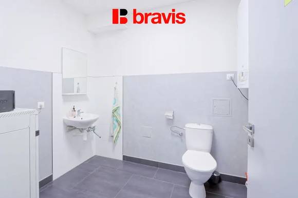 Podnájem kanceláře 29,7m² v nové administrativní budově v Popůvkách u Brna