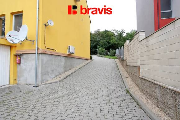 Pronájem zařízeného bytu 4+kk, ul. Lány, Brno - Bohunice, internet, garáž, společná zahrada