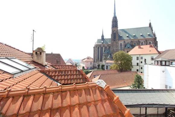 Podnájem slunného bytu/ateliéru 1+kk v srdci Brna, ul. Zelný trh, po kompletní rekonstrukci