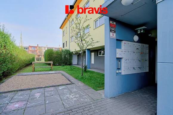 Prodej velmi pěkného bytu 2+kk, Brno - Slatina, zařízený, vyhrazené parkování, balkon