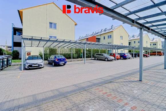 Prodej velmi pěkného bytu 2+kk, Brno - Slatina, zařízený, vyhrazené parkování, balkon