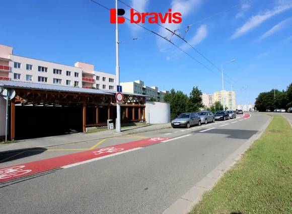 Pronájem garáže 16 m² v uzamčeném objektu, ul. Petra Křivky,Brno - Nový Lískovec, elektřina