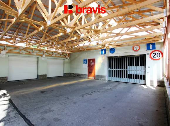 Pronájem garáže 16 m² v uzamčeném objektu, ul. Petra Křivky,Brno - Nový Lískovec, elektřina