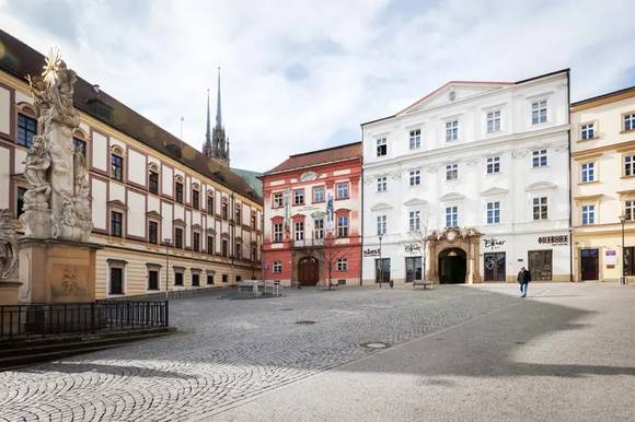 Pronájem obchodního prostoru s výlohami Zelném trhu v centru Brna, lukrativní lokalita