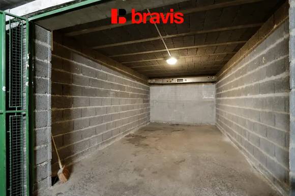 Pronájem garáže 16 m² v uzamčeném objektu, ul. Petra Křivky,Brno - Nový Lískovec, elektřina