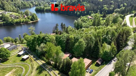 Investiční rekreační objekt u přehrady Pastviny, 2 samostatné apartmány, zavedená klientela, velmi dobrý stav