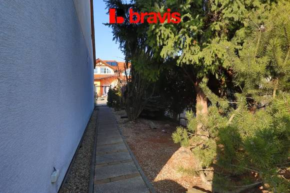 Pronájem RD 4+kk, Moravany u Brna, zahrada, terasa, garáž, šatna