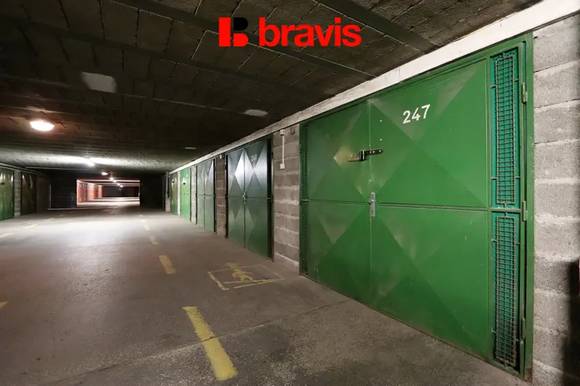 Pronájem garáže 16 m² v uzamčeném objektu, ul. Petra Křivky,Brno - Nový Lískovec, elektřina
