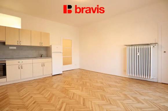 Pronájem bytu 1+kk, Brno - střed, ul. Kounicova, částečně zařízený, balkon, komora, výhled na hrad Špilberk