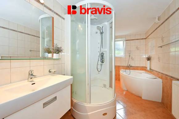 Prodej rodinného domu - Lysice - zahrada 999 m² - 3 bytové jednotky