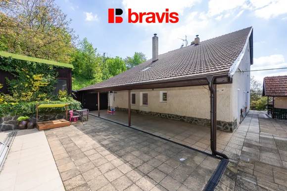 Prodej rodinného domu - Lysice - zahrada 999 m² - 3 bytové jednotky