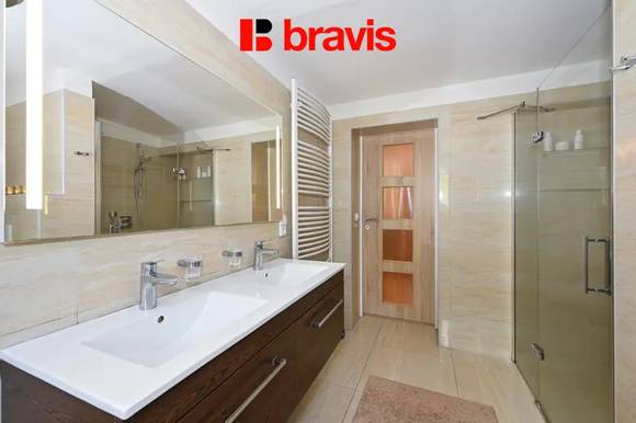 Prodej rodinného domu - Lysice - zahrada 999 m² - 3 bytové jednotky