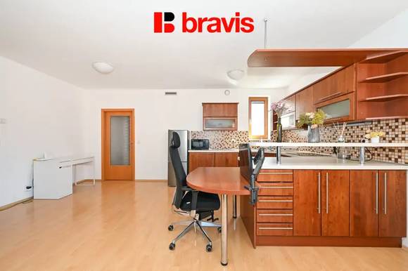 Prostorný 2+kk 70 m² se 2 balkony, 2 šatnami, sklepem a garážovým stáním, 5. podlaží, ulice Vídeňská – Brno–Štýřice