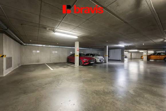 Prostorný 2+kk 70 m² se 2 balkony, 2 šatnami, sklepem a garážovým stáním, 5. podlaží, ulice Vídeňská – Brno–Štýřice