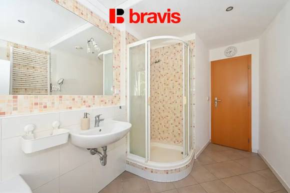 Prostorný 2+kk 70 m² se 2 balkony, 2 šatnami, sklepem a garážovým stáním, 5. podlaží, ulice Vídeňská – Brno–Štýřice
