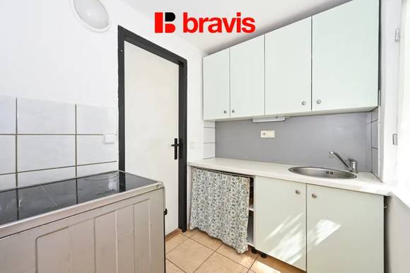 Prodej chaty u Brněnské přehrady, zahrada, vlastní pozemek