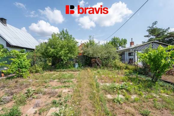 Prodej chaty u Brněnské přehrady, zahrada, vlastní pozemek