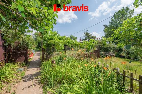 Prodej chaty u Brněnské přehrady, zahrada, vlastní pozemek